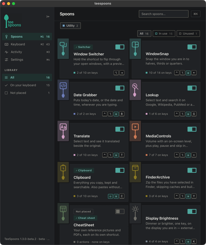 Die teespoons-Bedienoberfläche im dunklen Modus, auf der Seite „Spoons“. Links die Seitenleiste mit Spoons, Keyboard, Activity und Settings. Daneben Spoon-Cards für Window Switcher, WindowSnap, Date Grabber, Lookup, Translate, MediaControls, Clipboard, FinderArchive, CheatSheet und Display Brightness, jede mit Icon, Switch und Kurzbefehl.